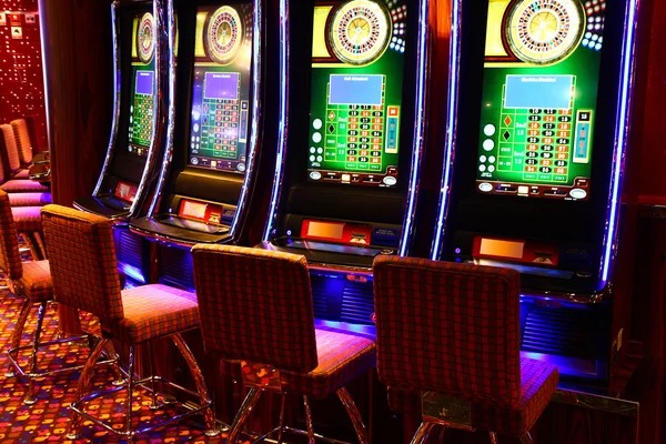 Dealer revealing community card in Teen Patti round